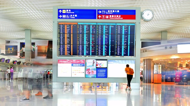 时光流逝:香港机场离境区游客拥挤视频素材