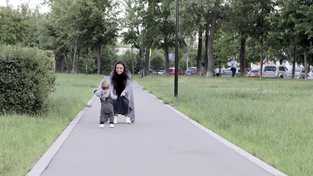 这孩子学走路视频素材