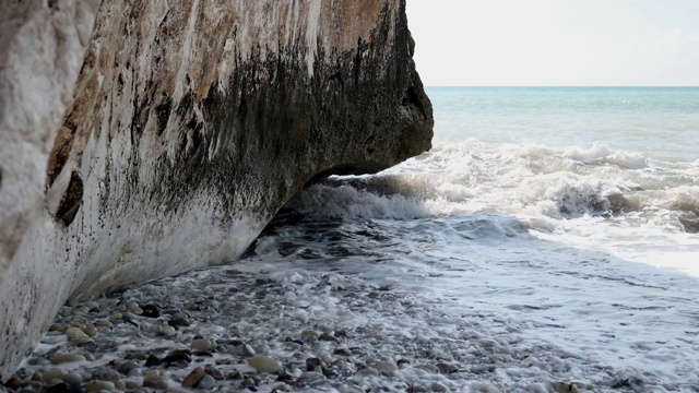 有岩石峭壁的海湾视频下载