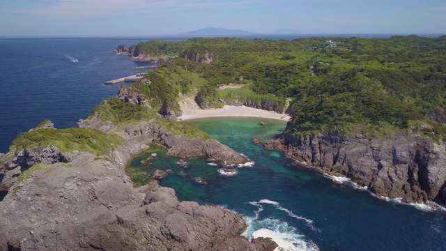 空中WS海滩和海岸悬崖，shikinejima，东京，日本视频素材