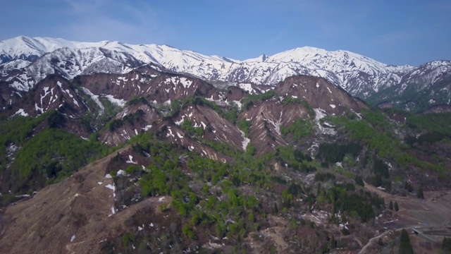 日本山形县小国万代朝日国家公园，空中WS饭出山视频素材