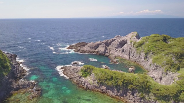 空中WS海滩，海岸线和岩石在海上，shikinejima，日本东京视频素材