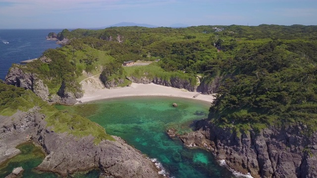 空中WS海滩和海岸悬崖，shikinejima，东京，日本视频素材