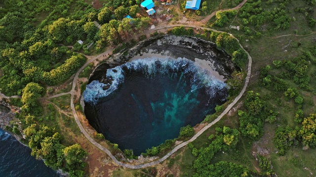 努沙佩尼达破碎海滩的风景鸟瞰图视频素材