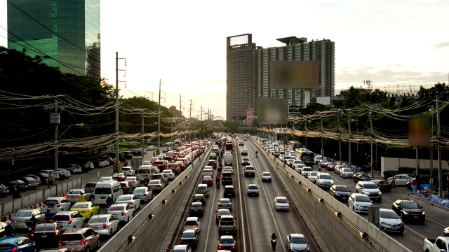 泰国曼谷ratchadhisek路交通拥堵在泰国曼谷Ratchayothin十字路口的隧道里，傍晚阳光明媚。视频素材