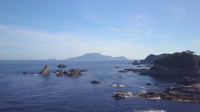 航空WS海岸线和岩层在海上，shikinejima，日本东京视频素材