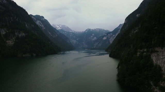 空中黑暗电影拍摄的国王湖在巴伐利亚阿尔卑斯，德国在暴风雨前视频素材