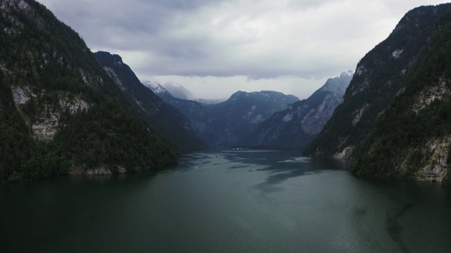 空中黑暗电影拍摄的国王湖在巴伐利亚阿尔卑斯，德国下雨前视频素材