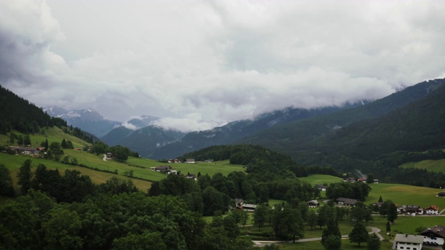 雨后美丽的山野鸟瞰图视频素材