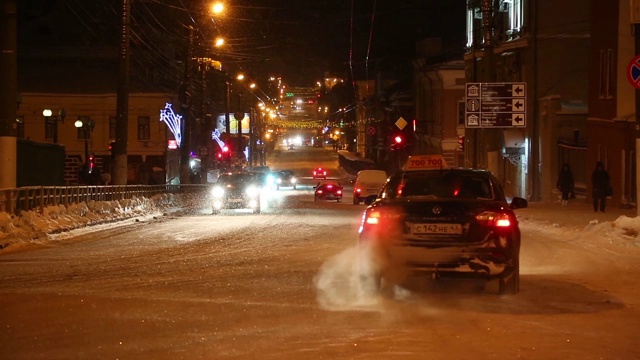 俄罗斯圣诞小镇彩灯传递冬天霜雪视频素材