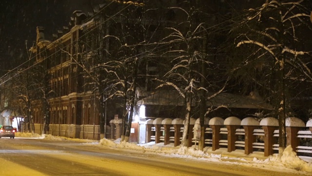 俄罗斯圣诞小镇彩灯传递冬天霜雪视频素材