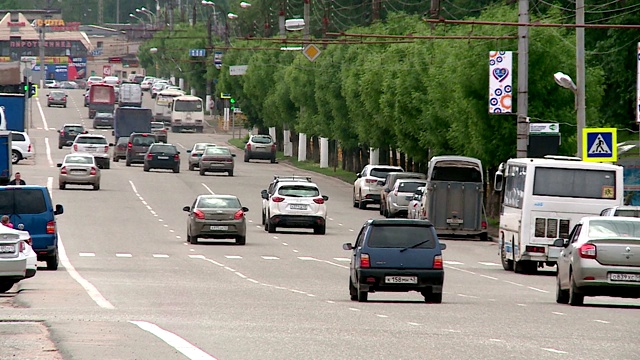 一个行人在错误的地方横穿马路和城市街道视频素材