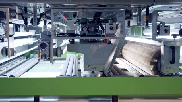 自动化的木材抛光机在一个家具制造设施视频素材