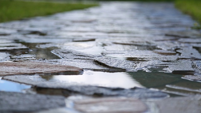 雨中人行道上的水坑视频素材