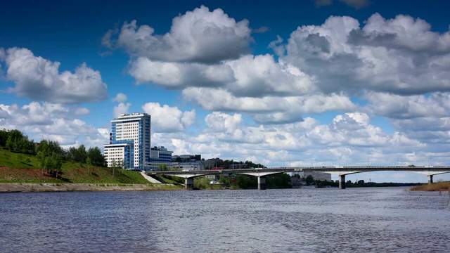 夏日美景基洛夫市对面的Vyatka河岸边时光流逝视频素材