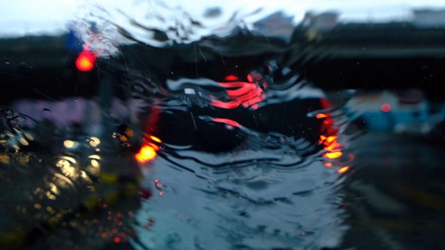 伊斯坦布尔十字路口街道的雨天交通堵塞的模糊背景视频素材