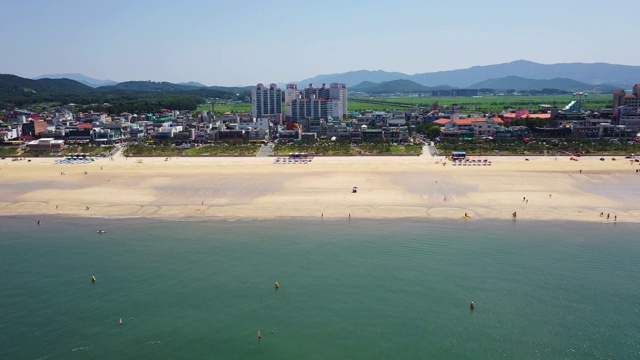 韩国保宁市大川海滩无人机拍摄的航拍视频视频素材