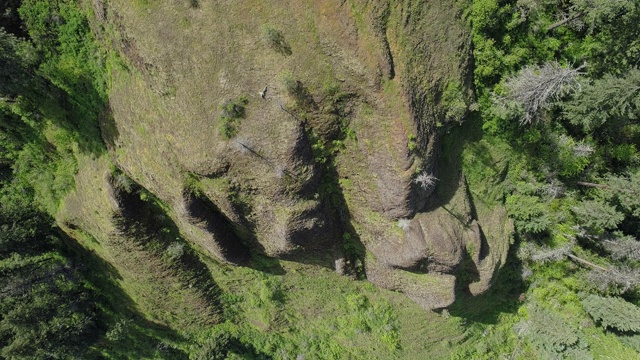 在阳光明媚的春日，从空中俯瞰蒙大拿米苏拉县响尾蛇荒野地区的山峰。无人机视频与平移电影摄像机运动。视频素材