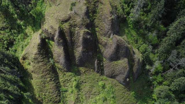 在阳光明媚的春日，从空中俯瞰蒙大拿米苏拉县响尾蛇荒野地区的山峰。无人机视频与向后和倾斜的电影摄像机运动。视频素材