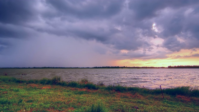 场景时间流逝的雨和风暴云在湖上，戏剧性的天空，自然背景视频素材