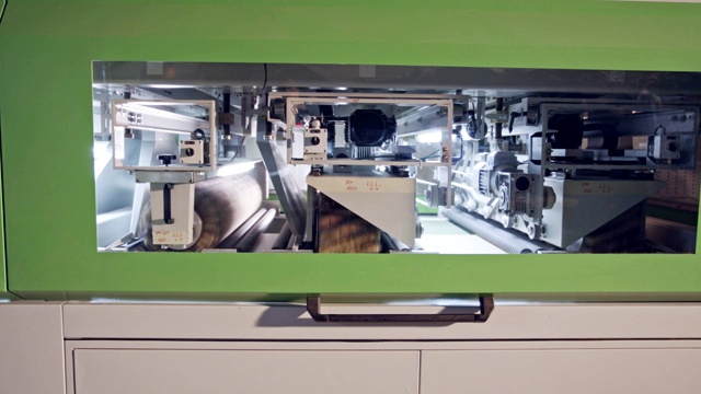 自动化的木材抛光机在一个家具制造设施视频素材