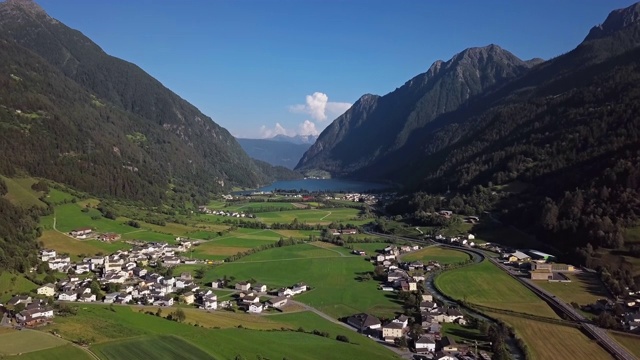 Val Poschiavo山谷和Lago di Poschiavo湖附近的Bernina Pass, Graubunden，瑞士。视频素材