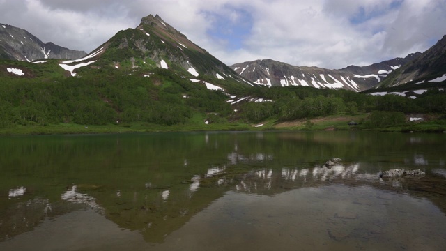 夏季山地景观:晴天有湖有云视频素材