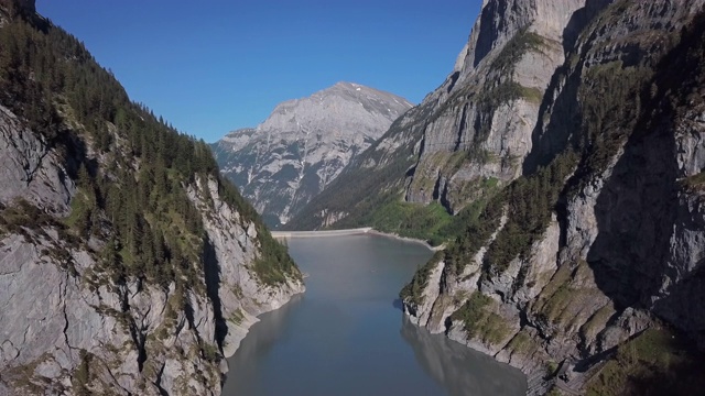 瑞士圣加伦州狭窄的山湖吉格瓦尔德湖的空中全景图。视频素材