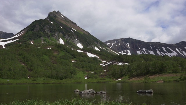 夏季山地景观:高山湖和云天天气好视频素材