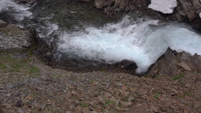 山地景观:高山河流在石头和冰川之间流动的层叠俯视图视频素材