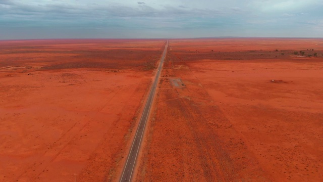 孤独的汽车在迷失的沙漠道路上视频素材