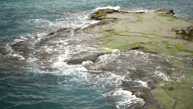 海岸上的波浪视频素材