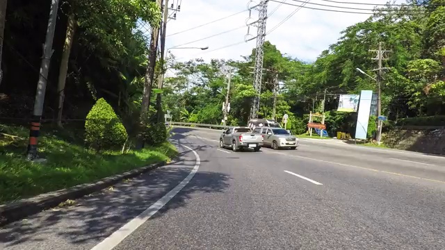 第一人称观看时间推移序列，同时在泰国普吉岛的道路上骑摩托车在最高质量(4K/超高清到高清)-创意股票视频视频下载