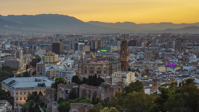 在马拉加市，Andalucía，西班牙日落时的视频放大视频素材