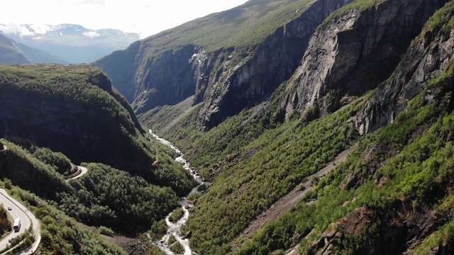 鸟瞰图。山脉和河流，Mabodalen峡谷，挪威视频素材