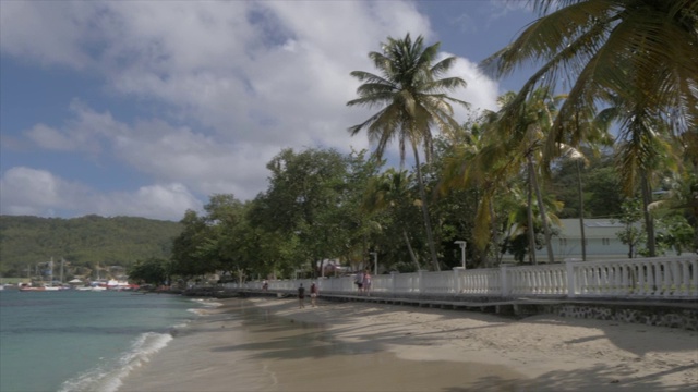 在伊丽莎白港，Bequia，圣文森特和格林纳丁斯，西印度群岛，加勒比，中美洲的海滩前视频素材