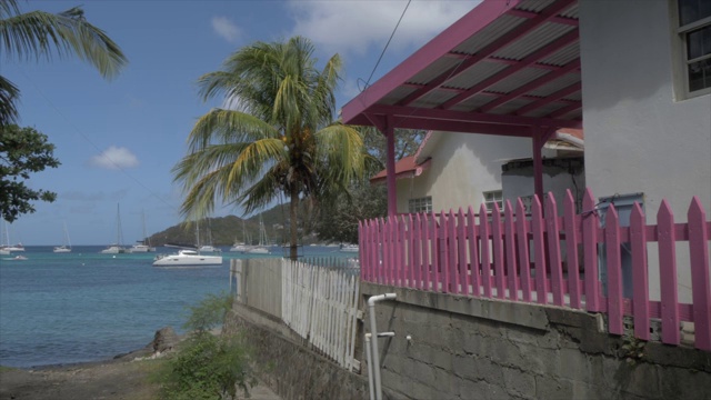 在伊丽莎白港海滩上的房子，Bequia，圣文森特和格林纳丁斯，西印度群岛，加勒比，中美洲视频素材