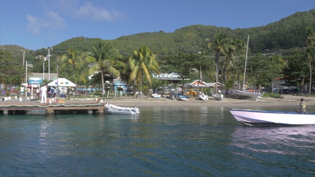 离开伊丽莎白港，Bequia，圣文森特和格林纳丁斯，西印度群岛，加勒比，中美洲视频素材