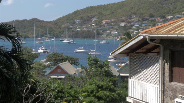 在港口伊丽莎白，Bequia，圣文森特和格林纳丁斯，西印度群岛，加勒比，中美洲的港口的高架视图视频素材