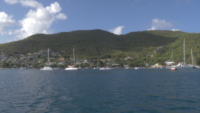 离开伊丽莎白港，Bequia，圣文森特和格林纳丁斯，西印度群岛，加勒比，中美洲视频素材