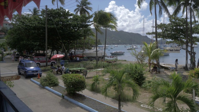 伊莉莎白港，Bequia，圣文森特和格林纳丁斯，西印度群岛，加勒比，中美洲的海滩前的高架视图视频素材