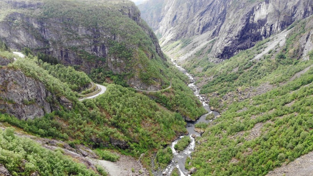 鸟瞰图。山脉和河流，Mabodalen峡谷，挪威视频素材