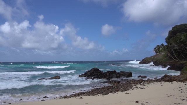 海浪对悬崖或海岸线的冲击视频素材