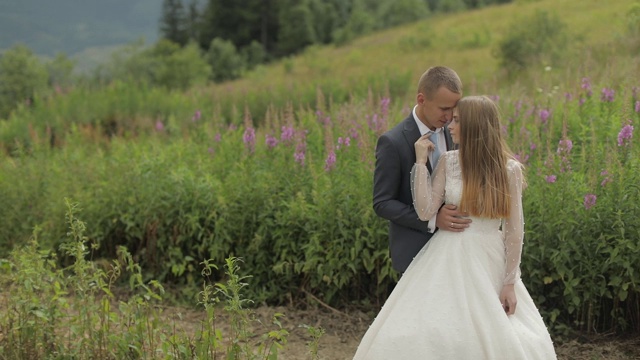 新郎和新娘一起在山上。婚礼的夫妇。幸福的家庭视频素材