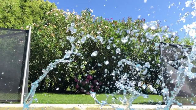 孩子在泳池水里跳水视频素材