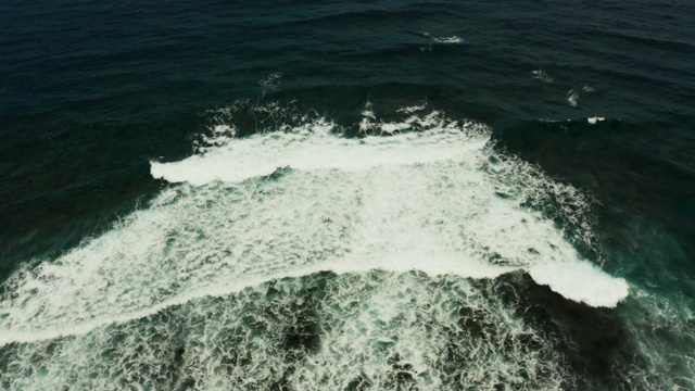 海浪和海浪，鸟瞰图视频素材