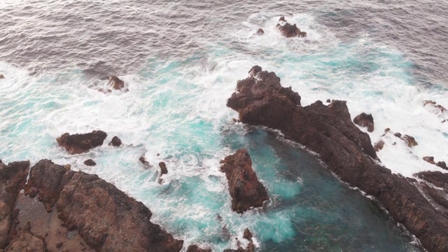 火山起源的特内里费岛的广阔海岸。无人驾驶飞机。视频素材