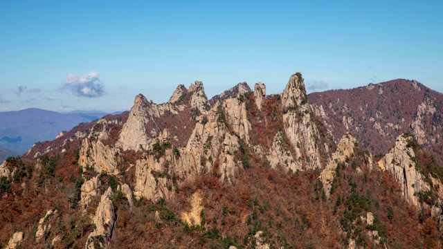 韩国江原道仁根县锡拉山，1275米高的公尼奥尼奥山，秋天的色彩视频素材