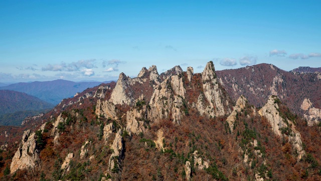 韩国江原道仁根县锡拉山，1275米高的公尼奥尼奥山，秋天的色彩视频素材