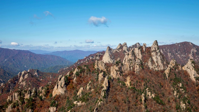 韩国江原道仁根县锡拉山，1275米高的公尼奥尼奥山，秋天的色彩视频素材